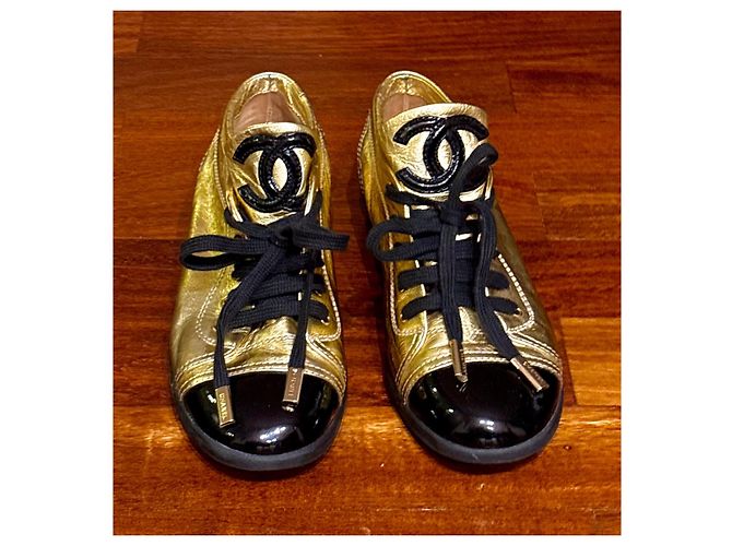 Vintage Chanel Gold/Schwarze Lack- und Leder-Sneaker mit Kappe, 37,5 - Ansicht 4