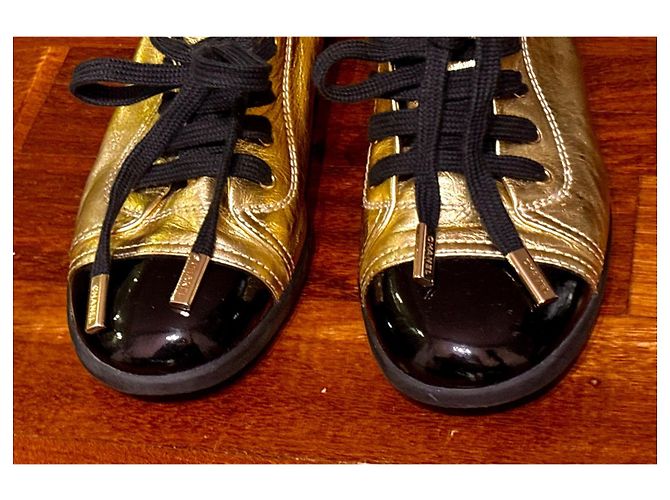 Vintage Chanel Gold/Schwarze Lack- und Leder-Sneaker mit Kappe, 37,5 - Ansicht 5