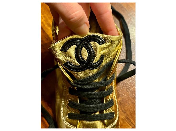 Vintage Chanel Gold/Schwarze Lack- und Leder-Sneaker mit Kappe, 37,5 - Ansicht 6