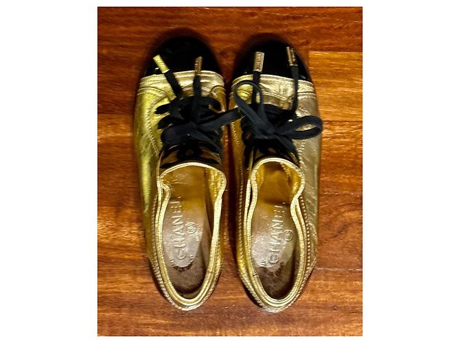 Vintage Chanel Gold/Schwarze Lack- und Leder-Sneaker mit Kappe, 37,5 - Ansicht 7