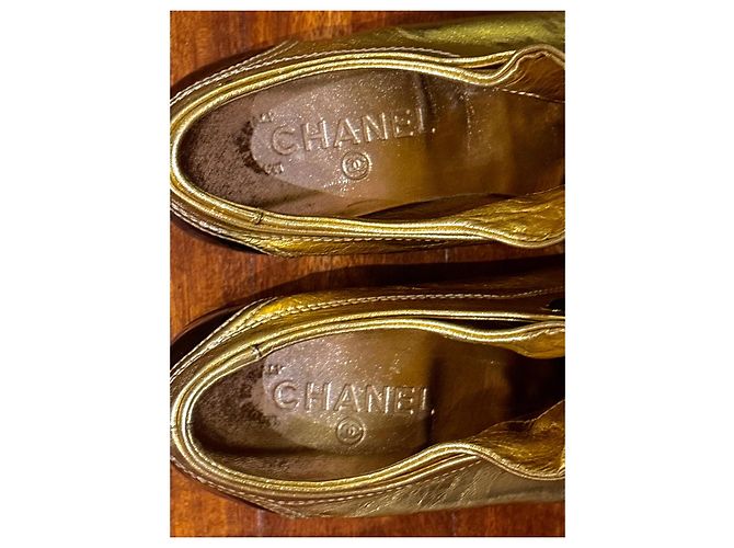 Vintage Chanel Gold/Schwarze Lack- und Leder-Sneaker mit Kappe, 37,5 - Ansicht 9