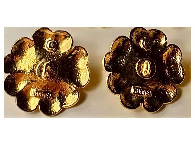 Chanel Set aus 2 Kamelienblüten mit Perlenknöpfen Golden Roh - Ansicht 2