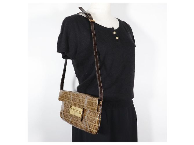 Borsa a Spalla in Vinile Fendi Mamma Baguette Marrone - vista 14