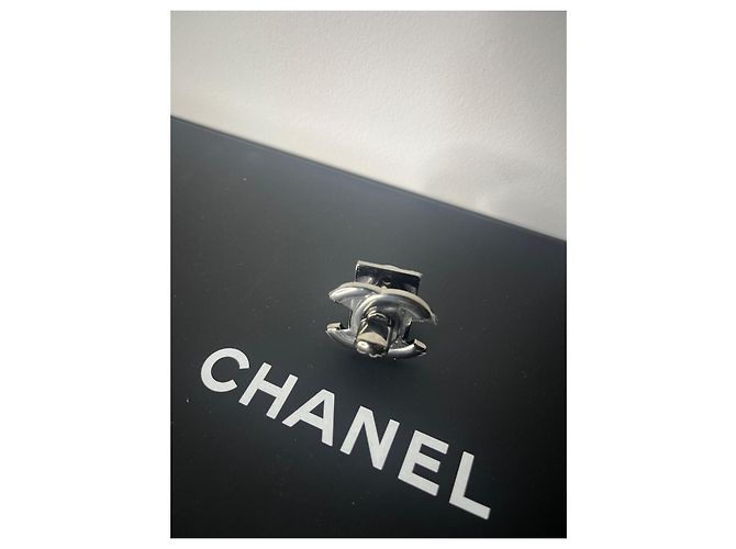 Chiusura originale Chanel per borsa Timeless Argento - vista 2