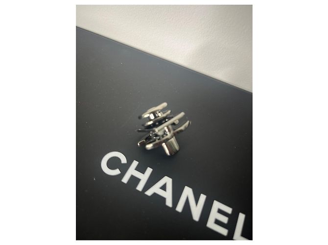 Chiusura originale Chanel per borsa Timeless Argento - vista 3
