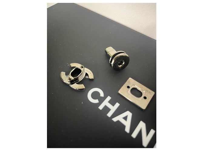 Chiusura originale Chanel per borsa Timeless Argento - vista 6