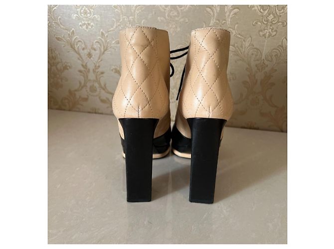 Stivaletti Chanel in pelle con lacci beige - vista 10