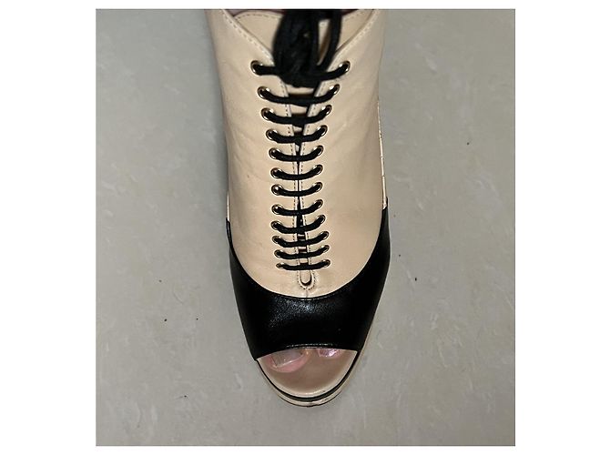 Stivaletti Chanel in pelle con lacci beige - vista 14