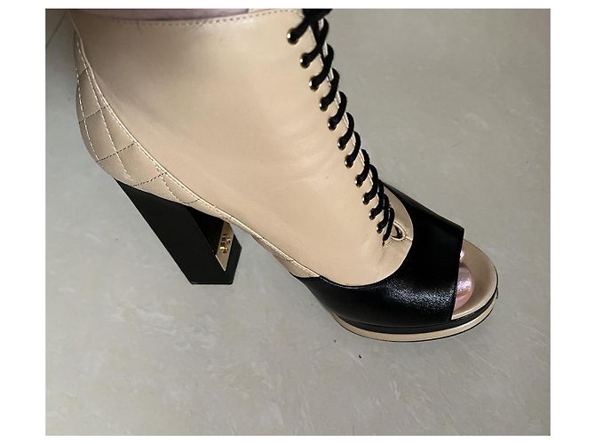 Stivaletti Chanel in pelle con lacci beige - vista 15