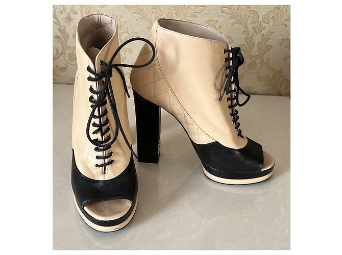 Stivaletti Chanel in pelle con lacci beige - vista 16