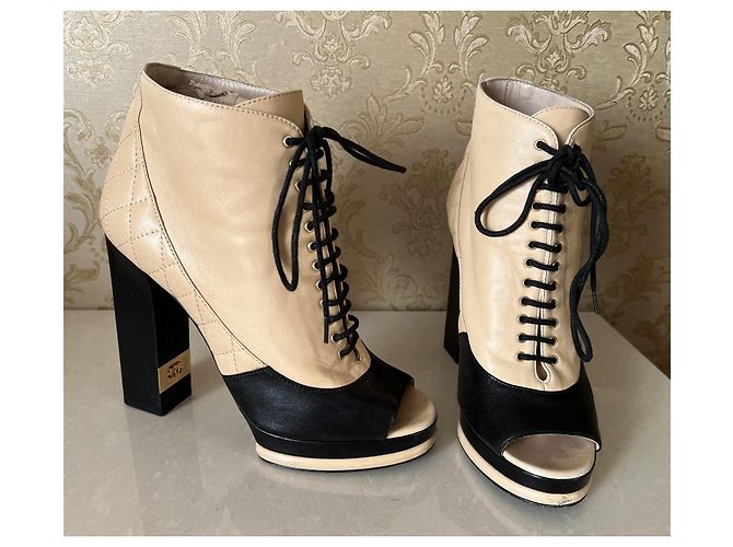 Stivaletti Chanel in pelle con lacci beige - vista 2