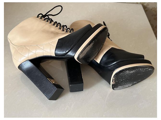 Stivaletti Chanel in pelle con lacci beige - vista 3
