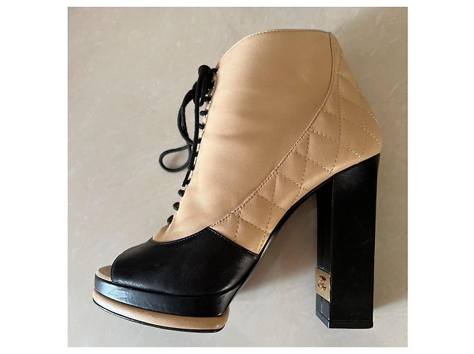 Stivaletti Chanel in pelle con lacci beige - vista 4