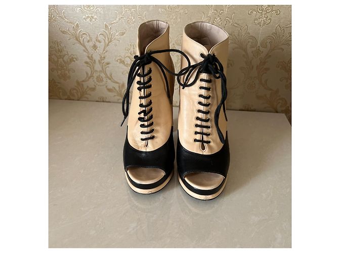 Stivaletti Chanel in pelle con lacci beige - vista 5
