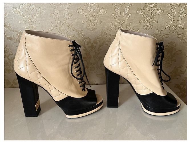 Stivaletti Chanel in pelle con lacci beige - vista 7