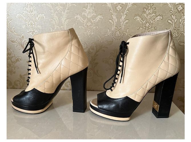 Stivaletti Chanel in pelle con lacci beige - vista 8
