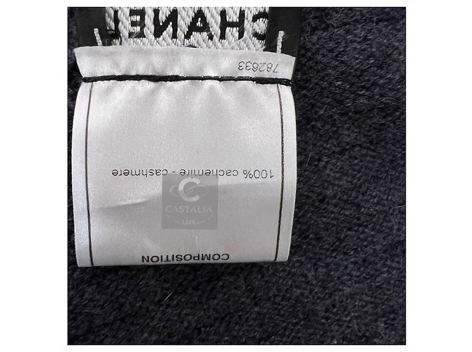 Chanel Cashmere-Cardigan mit CC Crown Knöpfen Paris / London - Ansicht 16