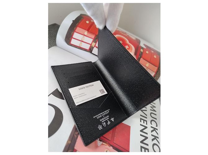 2025 Ed. Louis Vuitton x TM Funda de Pasaporte Takashi Murakami Negro Multicolor - vista 13