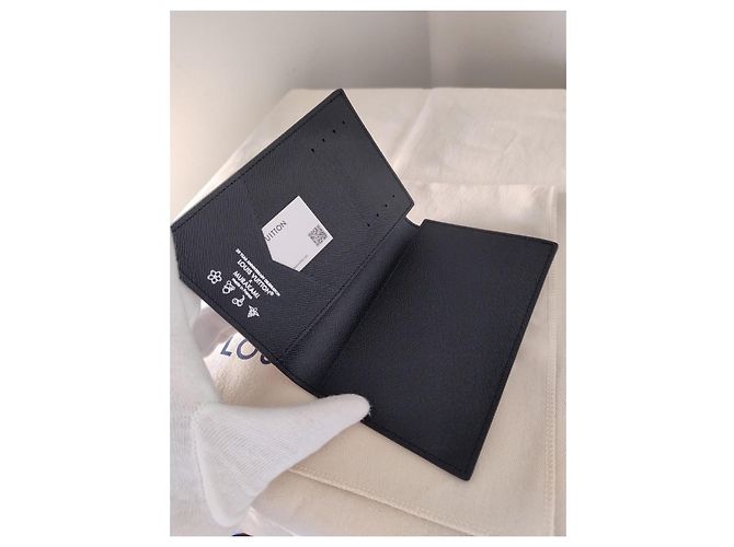 2025 Ed. Louis Vuitton x TM Funda de Pasaporte Takashi Murakami Negro Multicolor - vista 5
