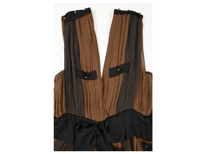 Vestido maxi plissado com decote profundo Chloé em chiffon de seda marrom e preto - vista 10