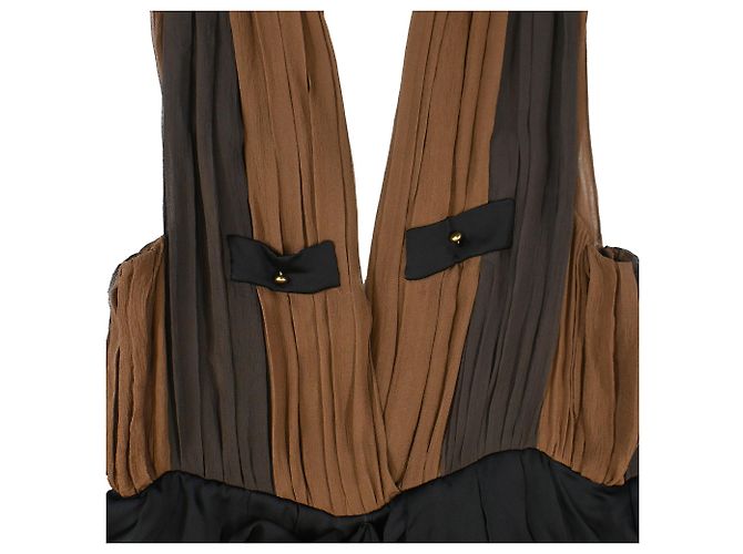 Vestido maxi plissado com decote profundo Chloé em chiffon de seda marrom e preto - vista 5