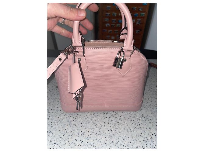 Borsa Louis Vuitton Alma BB in pelle epi rosa - vista 2
