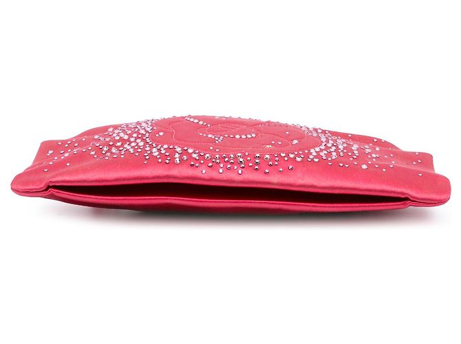 Clutch de cetim rosa Chanel com camélia de diamante e corrente - vista 3