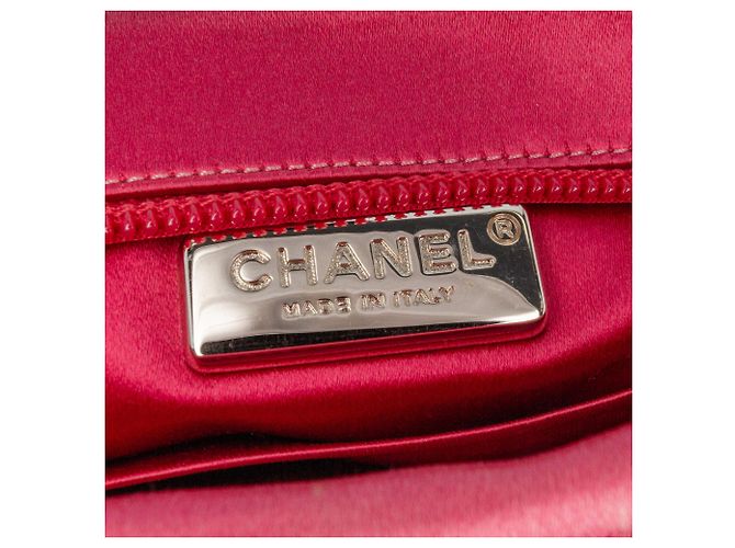 Clutch de cetim rosa Chanel com camélia de diamante e corrente - vista 5