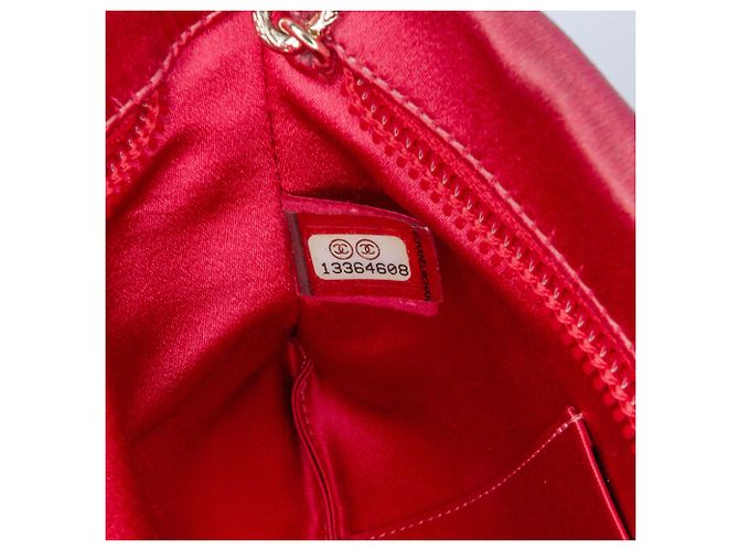 Clutch de cetim rosa Chanel com camélia de diamante e corrente - vista 6