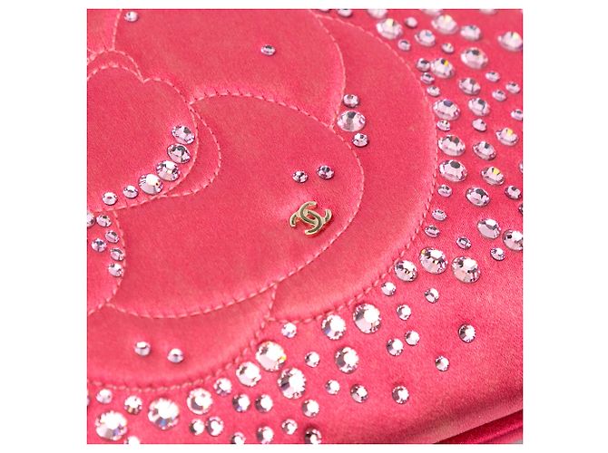 Clutch de cetim rosa Chanel com camélia de diamante e corrente - vista 8