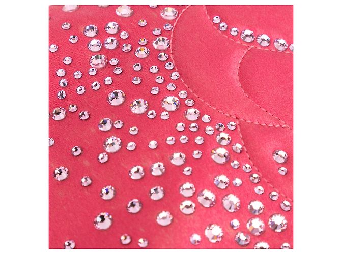 Clutch de cetim rosa Chanel com camélia de diamante e corrente - vista 9