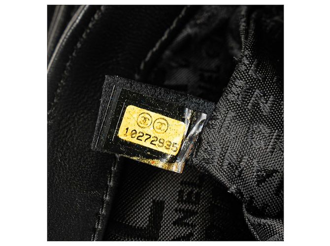 Borsa a spalla Chanel Black Choco Bar in pelle di vitello Camelia No. 5 CC Nero - vista 7