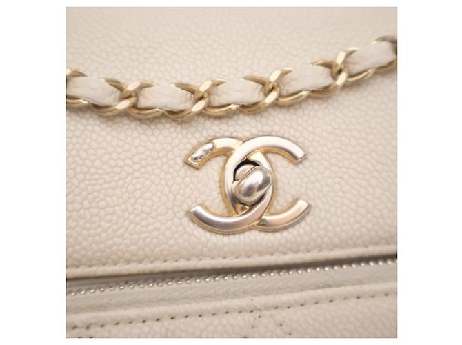 Borsa Messenger Affinity in Caviar Bianco di Chanel Crudo - vista 6