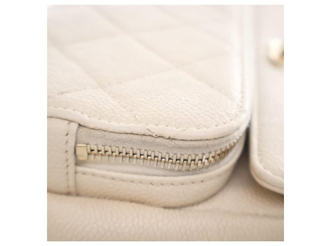 Borsa Messenger Affinity in Caviar Bianco di Chanel Crudo - vista 7