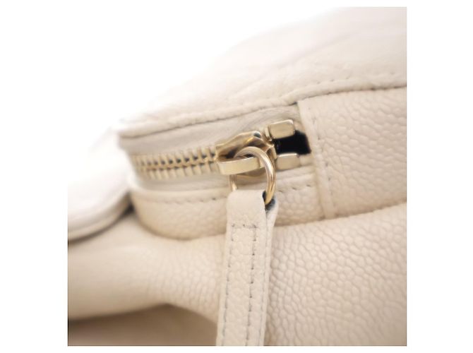 Borsa Messenger Affinity in Caviar Bianco di Chanel Crudo - vista 8
