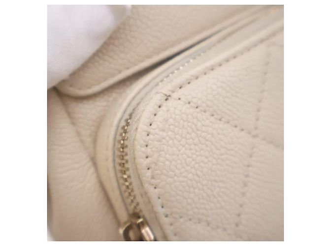 Borsa Messenger Affinity in Caviar Bianco di Chanel Crudo - vista 9
