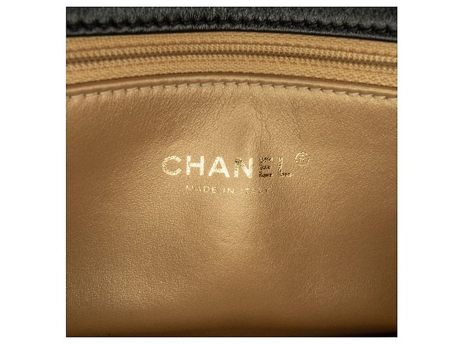 Bolsa transversal octogonal em couro de cordeiro acolchoado preto Chanel - vista 7