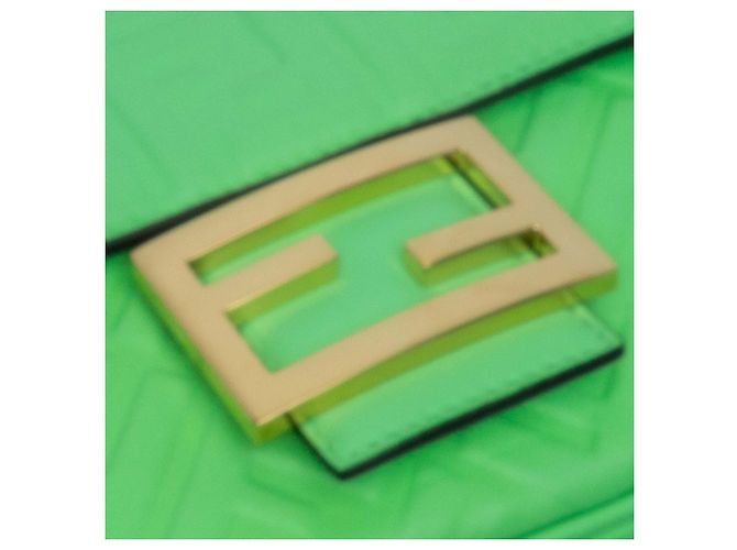 Fendi Baguette Midi em couro embutido Zucca verde com corrente Verde claro - vista 8