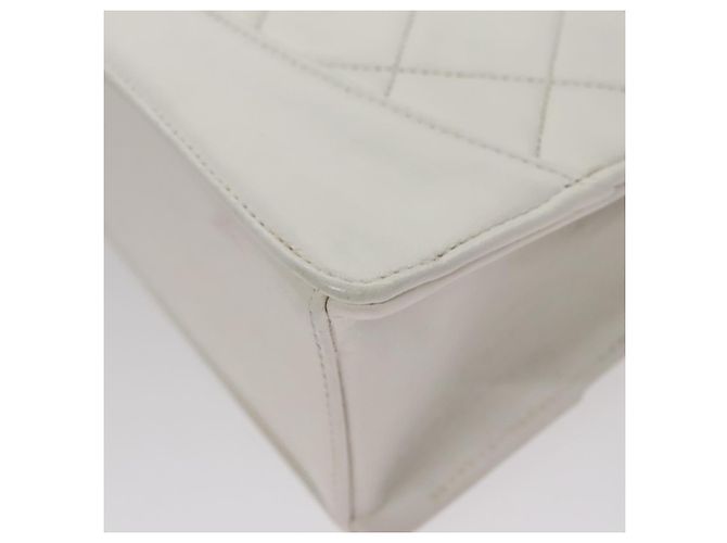 CHANEL Borsa a Spalla Matelassé in Pelle Bianca Oro CC Auth 107700 Bianco D'oro - vista 13
