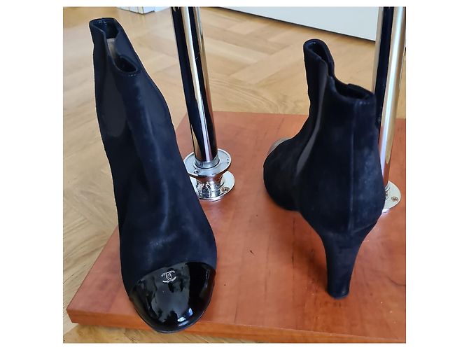 Botines Chanel de piel de ciervo negros tacón 10 cm - vista 2