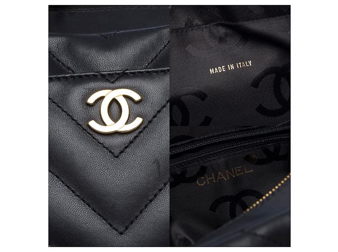 CHANEL Camera Bag in Black Leather - 102439 - view 7