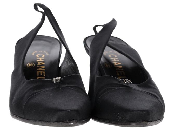 Timeless Zapatos slingback de tacón de aguja Chanel CC en satén negro - vista 2