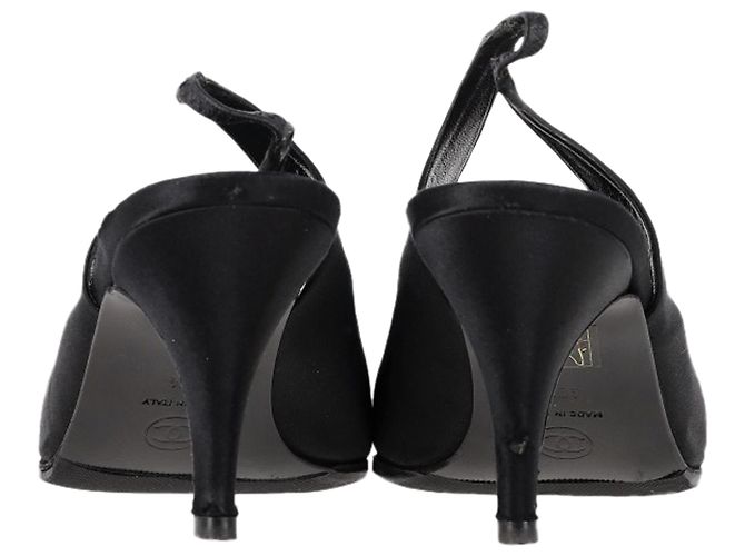 Timeless Zapatos slingback de tacón de aguja Chanel CC en satén negro - vista 5
