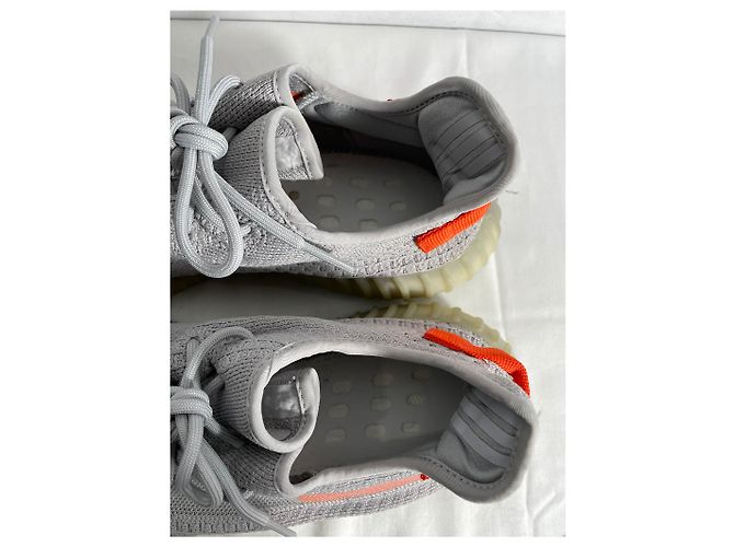 Baskets Yeezy x Adidas Boost 350 V2 Tail Light en polyester gris - vue 17