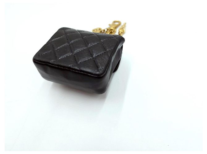 Borsa a cintura micro in pelle di agnello nero classica di Chanel Gold hardware - vista 16