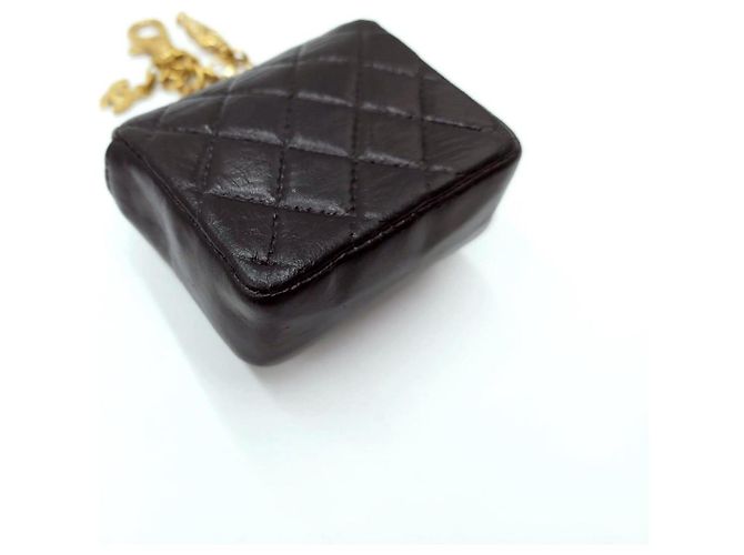 Borsa a cintura micro in pelle di agnello nero classica di Chanel Gold hardware - vista 17