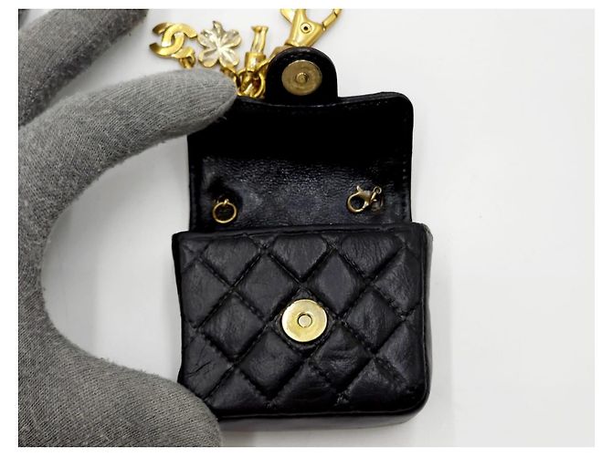 Borsa a cintura micro in pelle di agnello nero classica di Chanel Gold hardware - vista 18