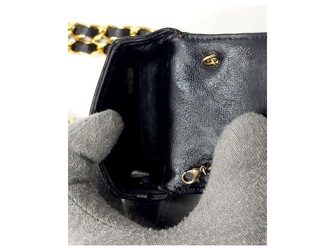 Borsa a cintura micro in pelle di agnello nero classica di Chanel Gold hardware - vista 19