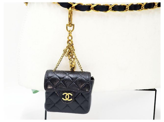 Borsa a cintura micro in pelle di agnello nero classica di Chanel Gold hardware - vista 9