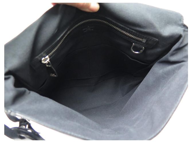 BORSA MESSENGER LOUIS VUITTON MILO PM M32632 IN PELLE TAIGA Nero - vista 10
